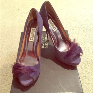 BRAND NIB Badgley Mischka ‘Ginnie’ Feather Pumps